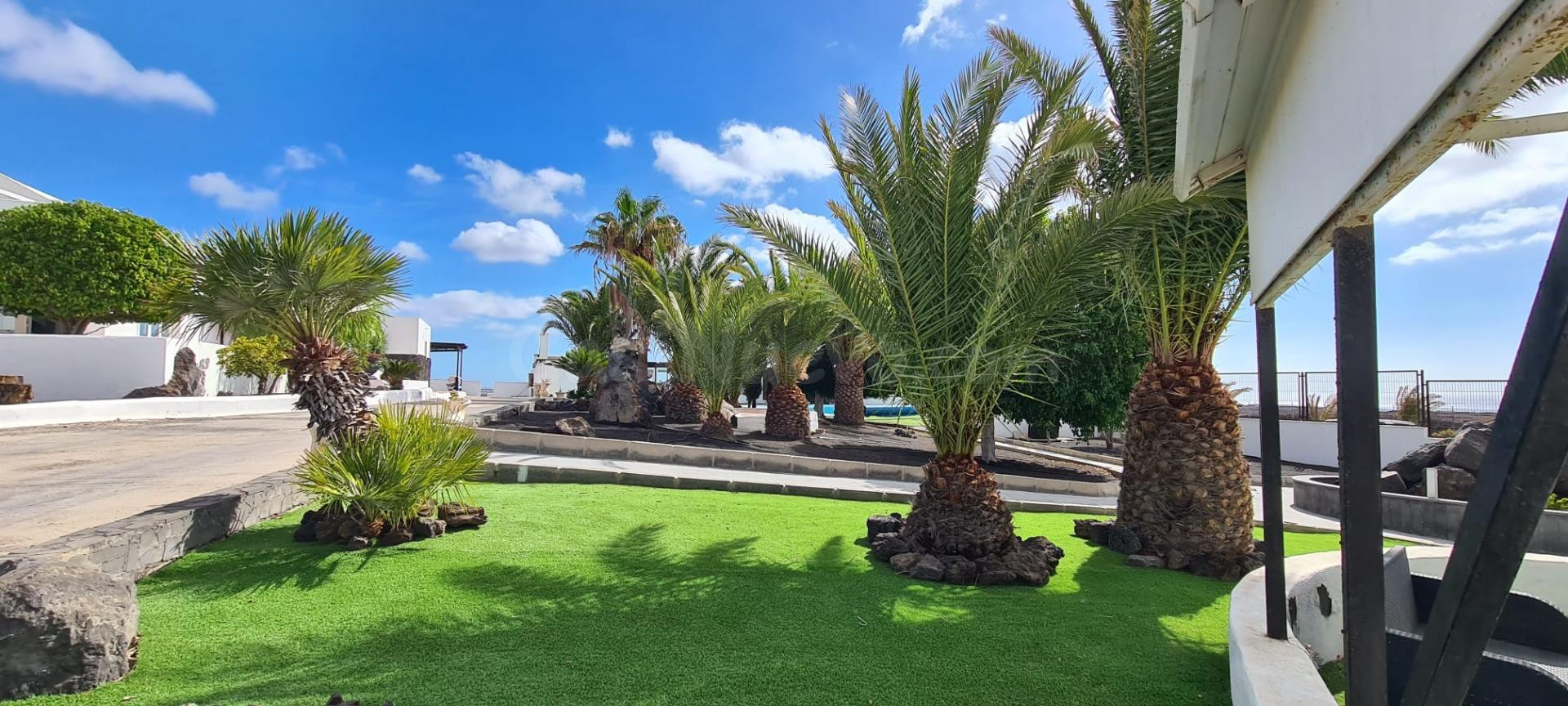 EXCLUSIVA PROPIEDAD EN LANZAROTE CON AMPLIA PARCELA Y MÚLTIP
