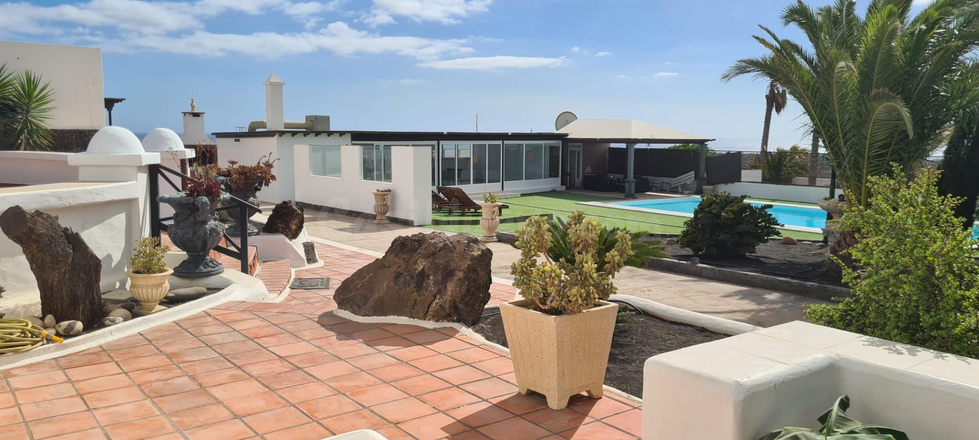 EXCLUSIVA PROPIEDAD EN LANZAROTE CON AMPLIA PARCELA Y MÚLTIP - foto 2