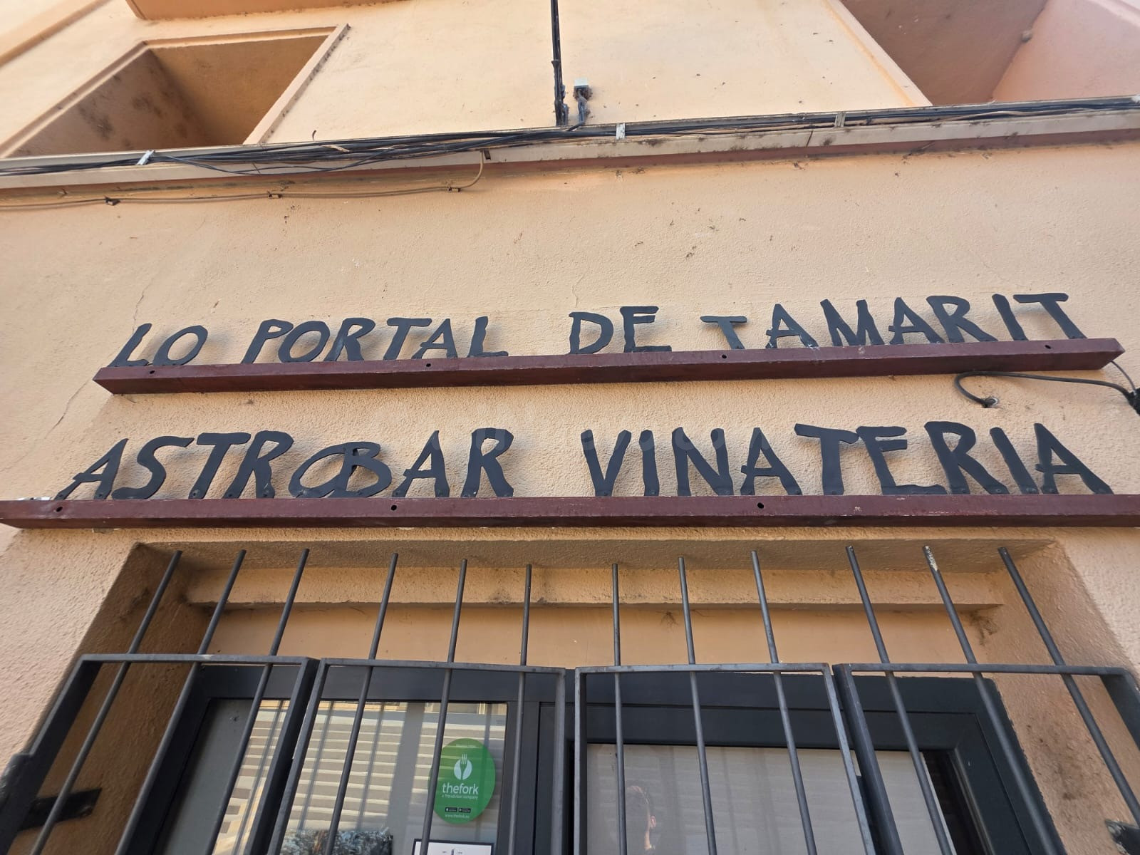 ¡Oportunidad Única! Traspaso de Bar-Restaurante Equipado junto a la Catedral de Tortosa – Alquiler 465 €