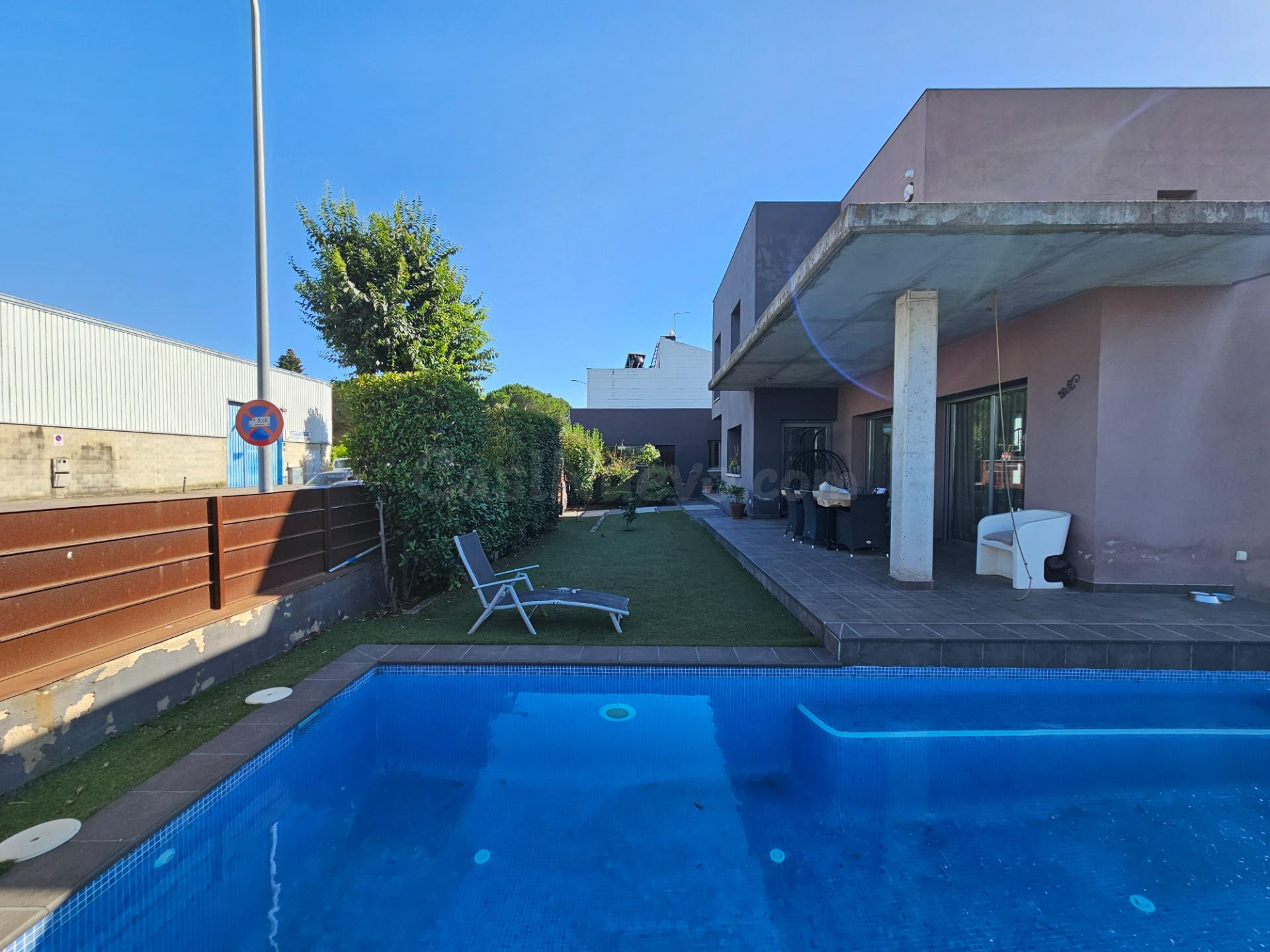Exclusiva residencia de lujo con piscina privada, escalera flotante y rápida conexión con Girona
