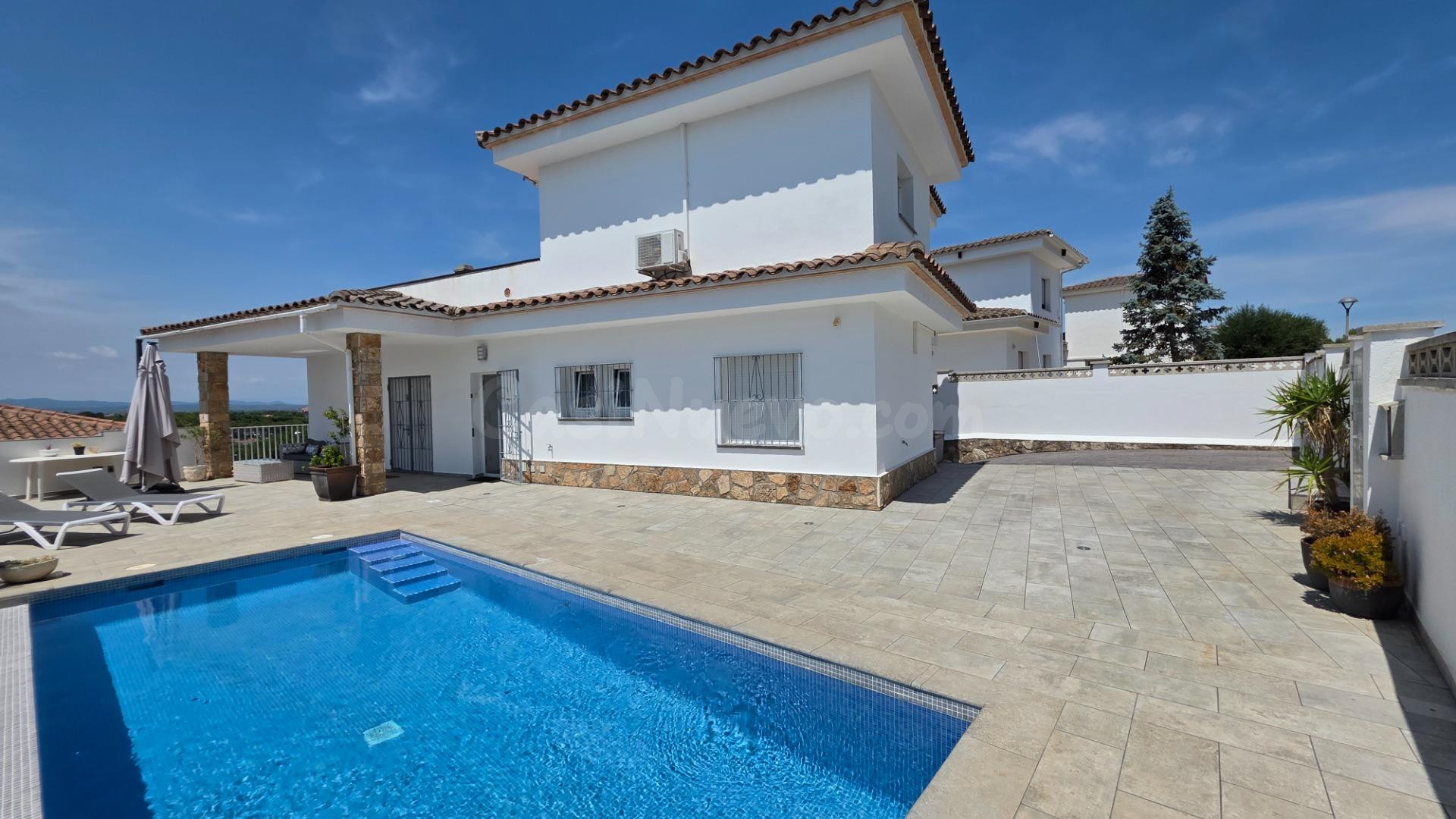 Villa con piscina privada en L'Escala: privacidad, luz y calidad de vida en la Costa Brava