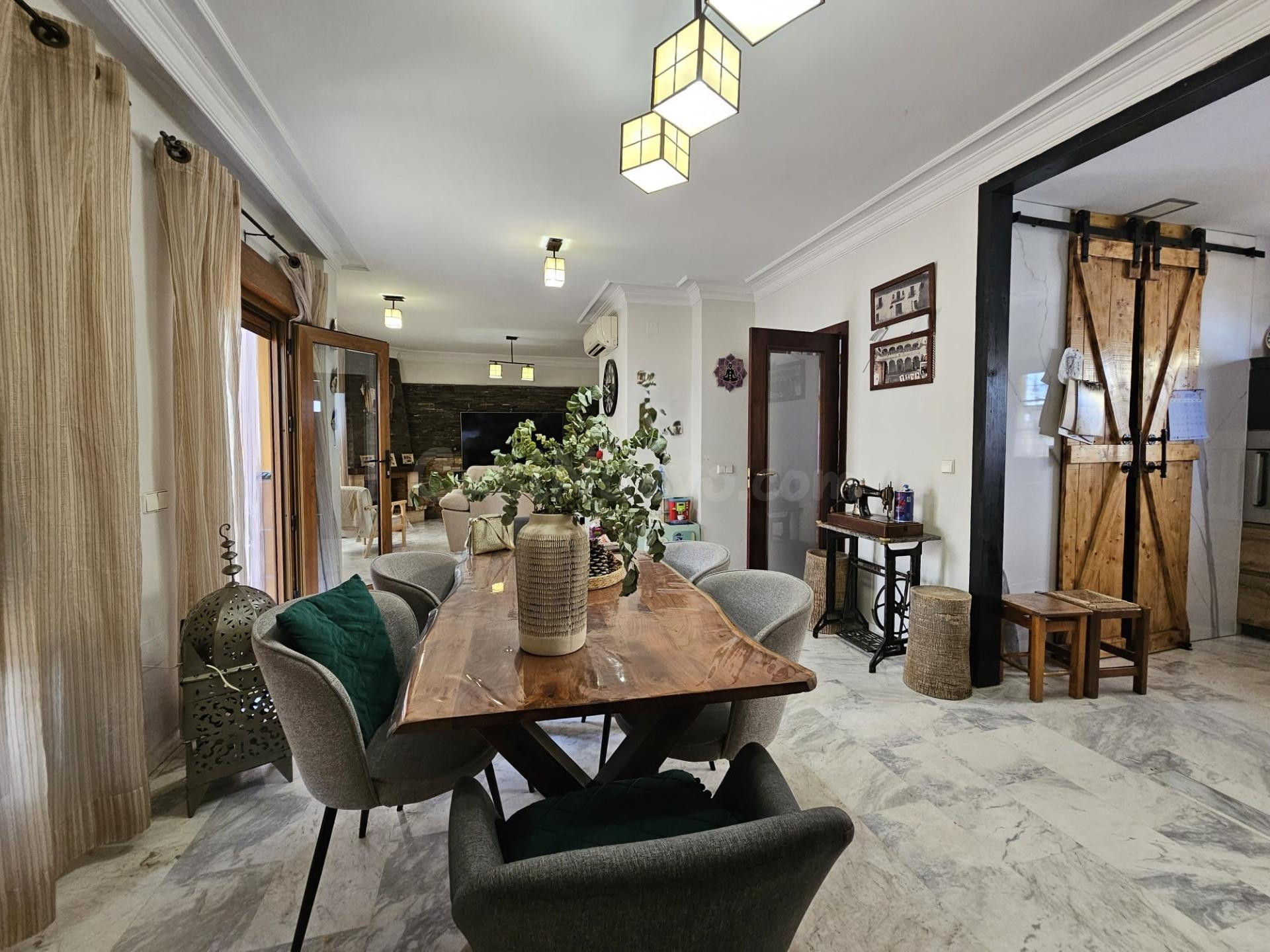Chalet adosado exclusivo con ascensor, garaje para 4 coches y a solo 800 metros de la playa