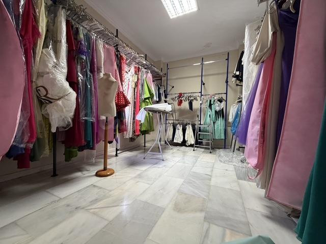 Excelente Oportunidad de Traspaso de Amplio Local Comercial en Miraflores, Marbella