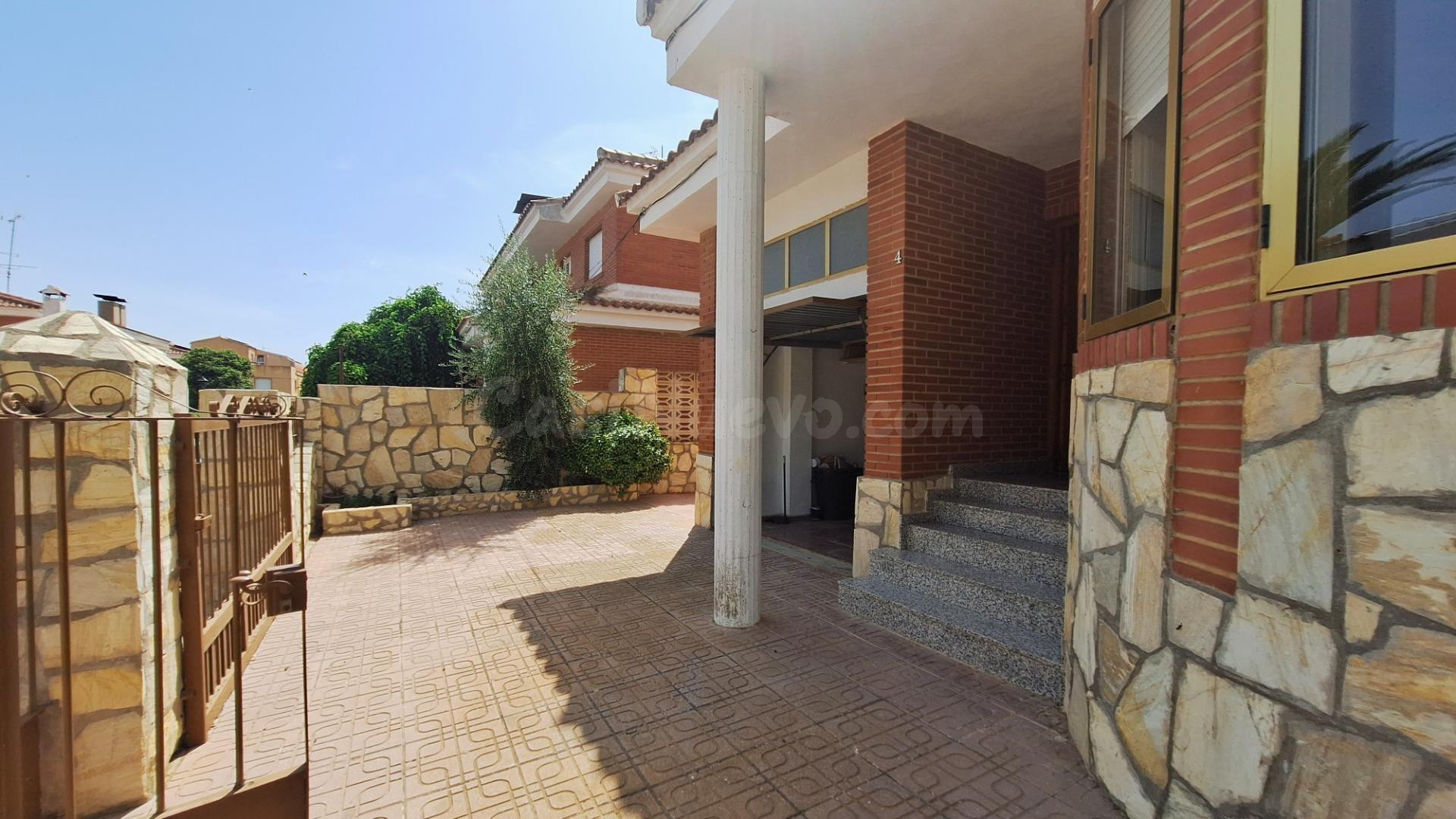 CHALET EN VENTA EN MADRIGUERAS ALBACETE.