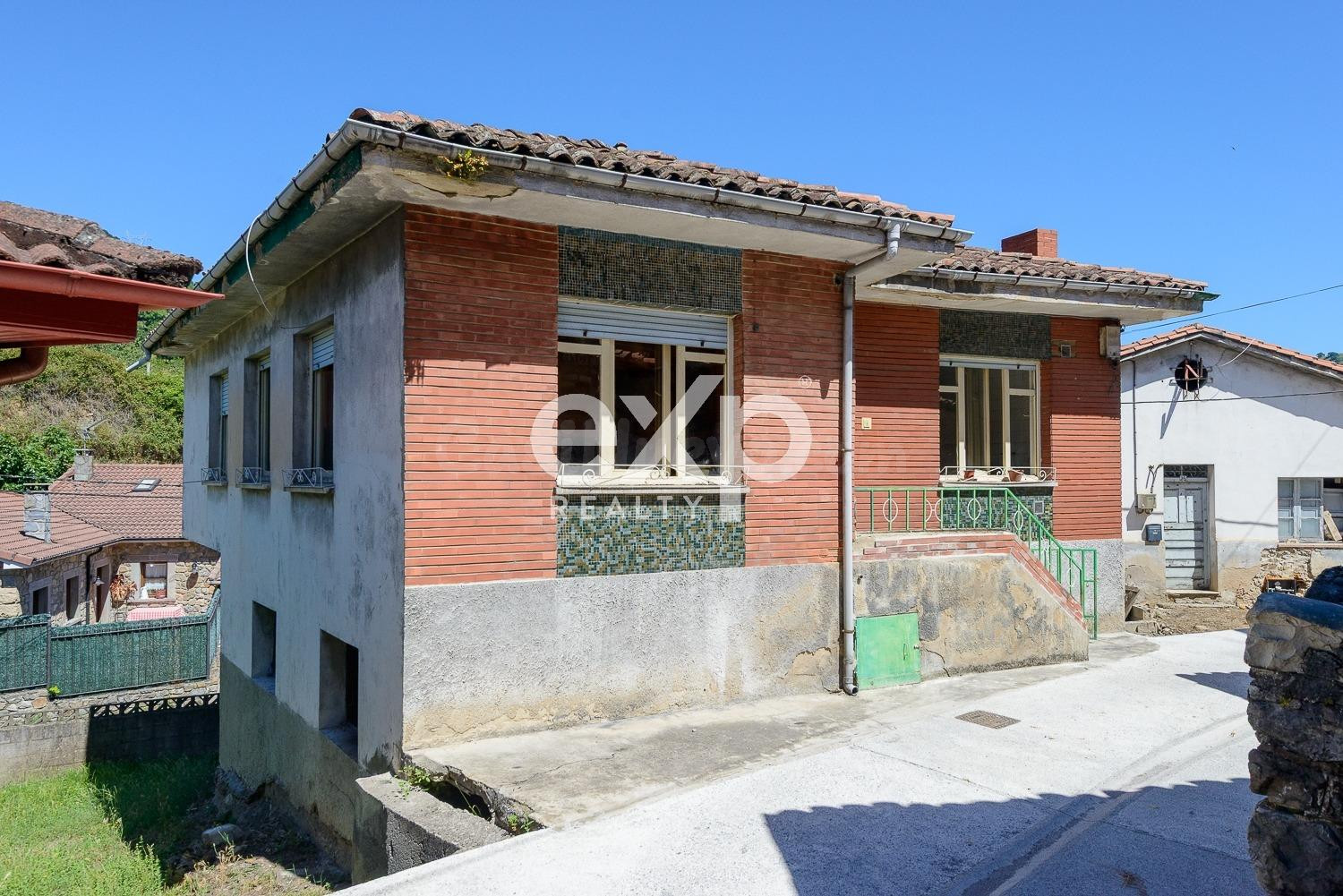 CASA INDEPENDIENTE EN LENA – LUMINOSA Y CON GRANDES POSIBILI