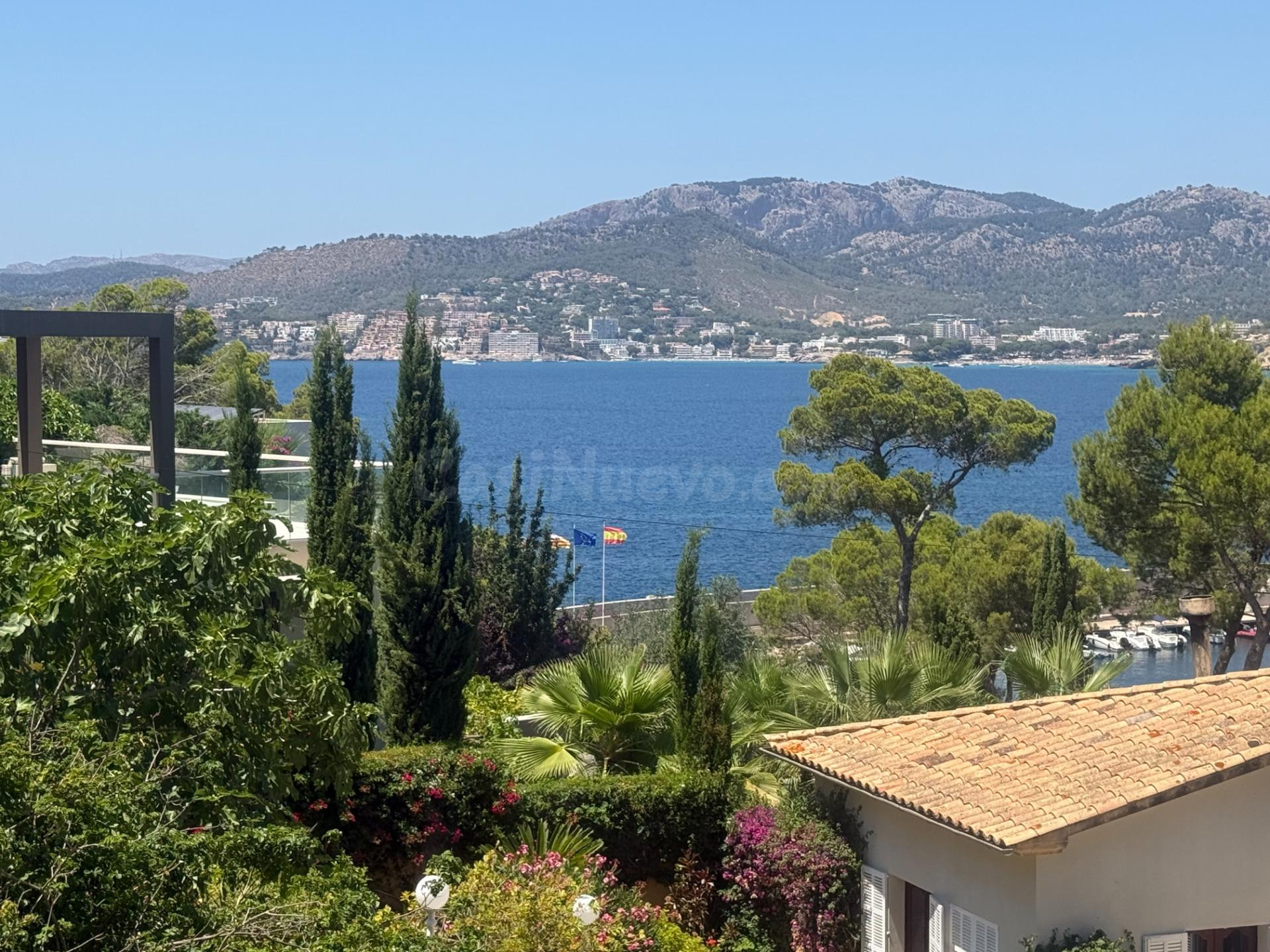 Villa en primera línea con acceso directo al puerto deportiv