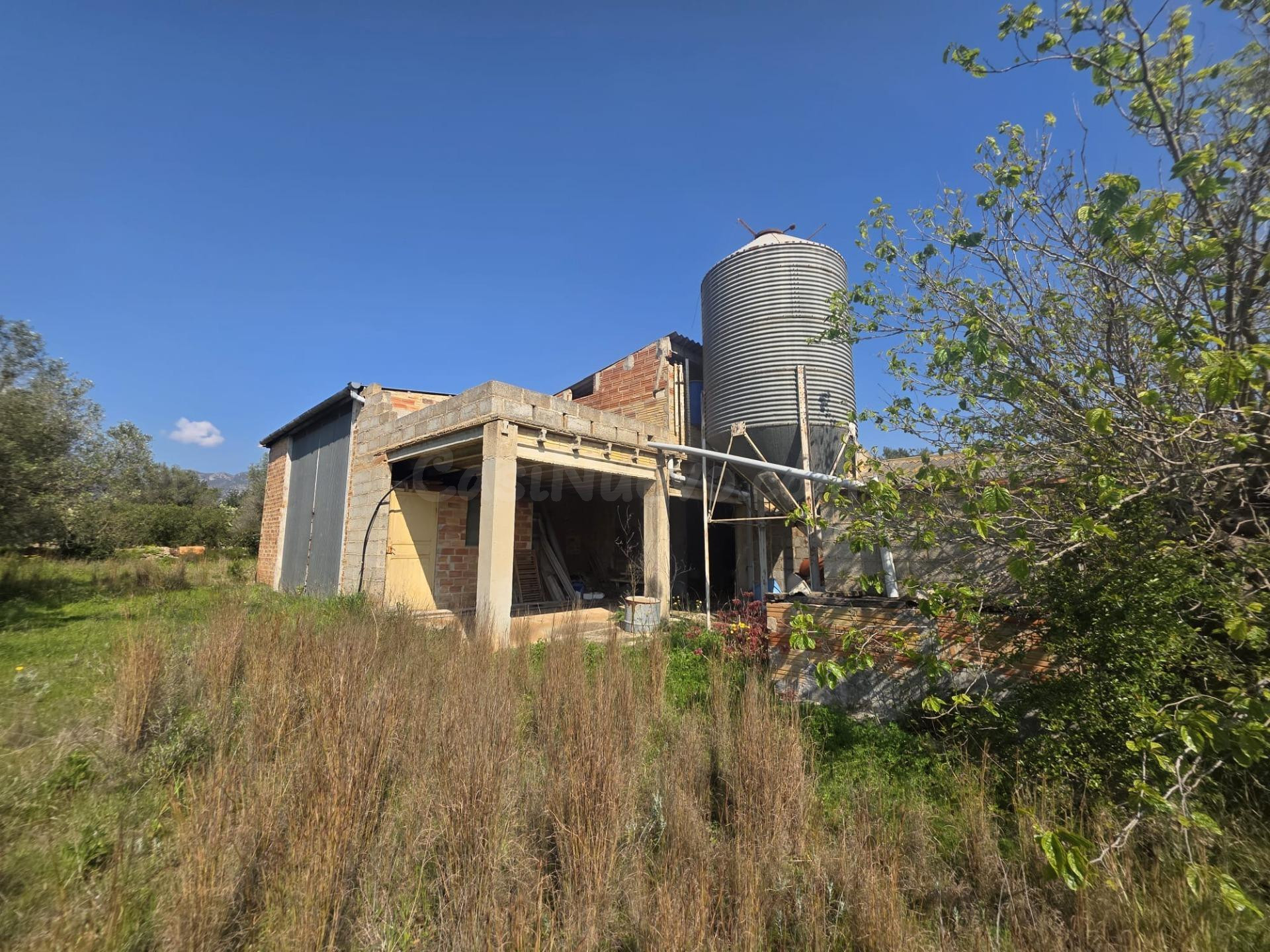 Finca rústica con granja, almacenes y casita de piedra en Pa