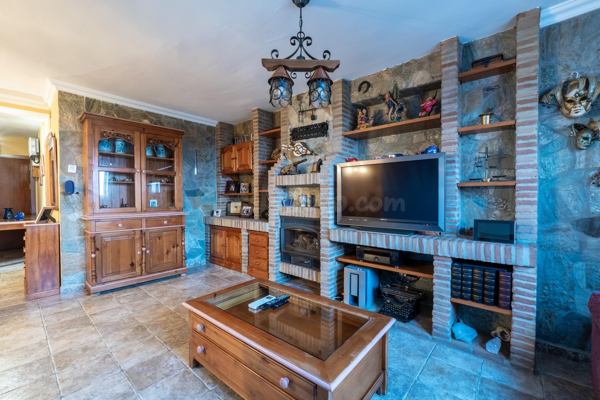 Amplia Casa Adosada de 3 Dormitorios con Terraza, Garaje y Piscina Comunitaria en Xarblanca, Marbella