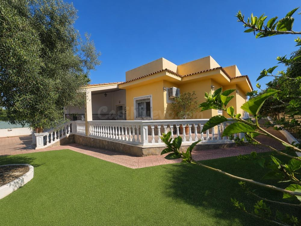 Villa de 9 dormitorios con apartamento independiente, piscin