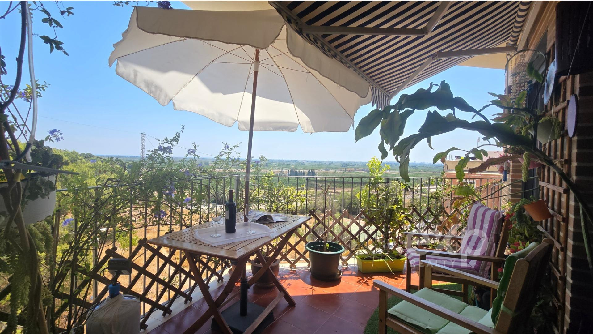 Piso reformado con terraza, vistas despejadas, dormitorio en suite y piscina cubierta en Almenara