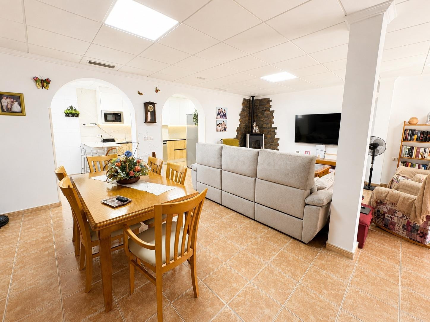 Vivienda adosada de planta alta reformada con amplia terraza y solárium privado en Benejúzar
