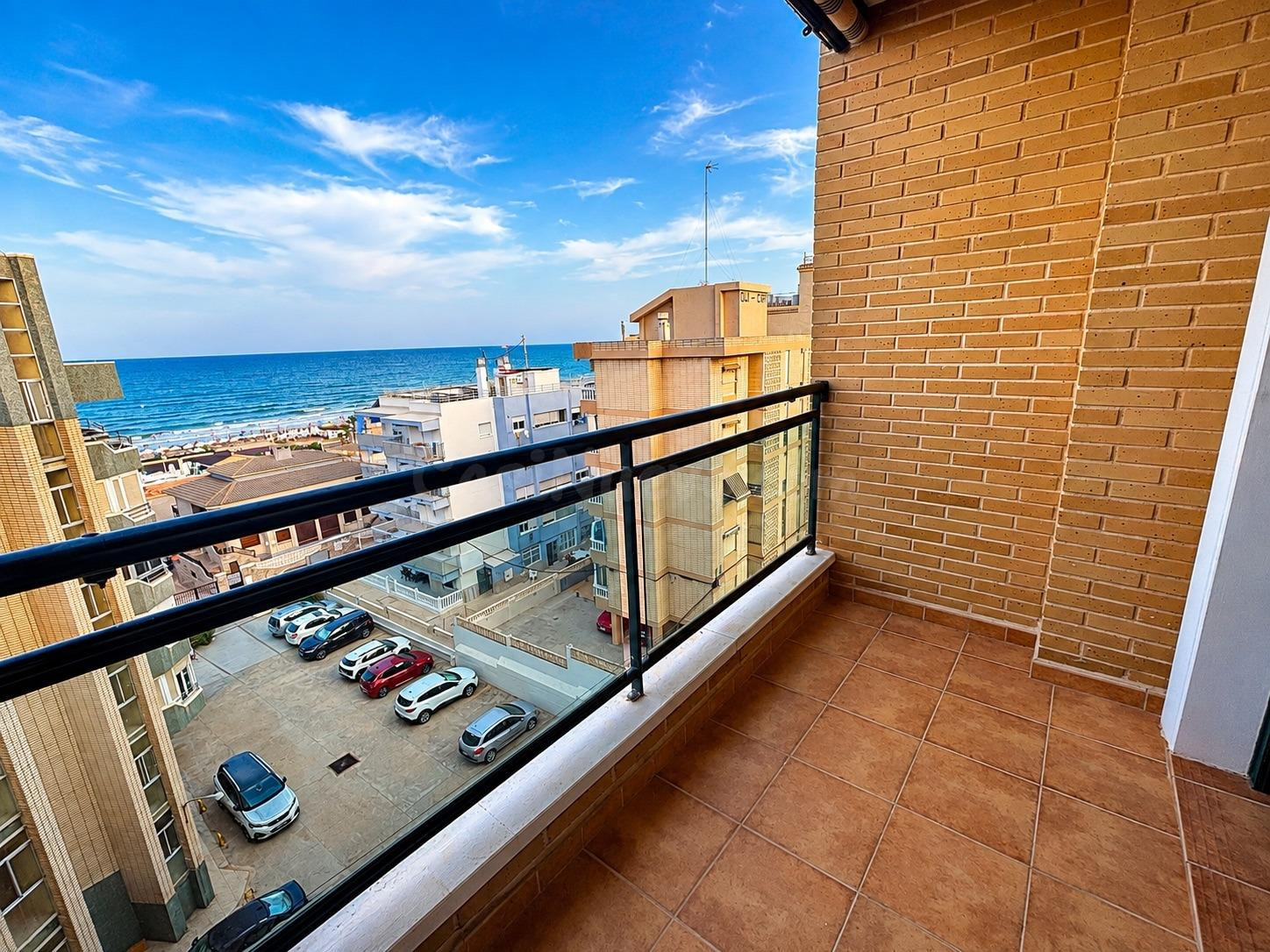 Ático dúplex con vistas frontales al mar y amplio solárium en Guardamar del Segura