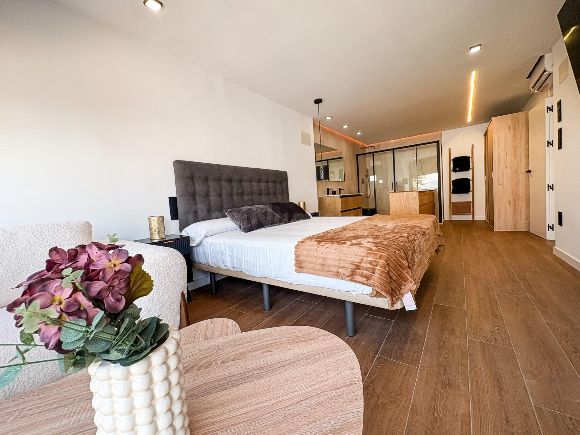 Chalet adosado completamente reformado con piscina privada y solárium en Torrevieja