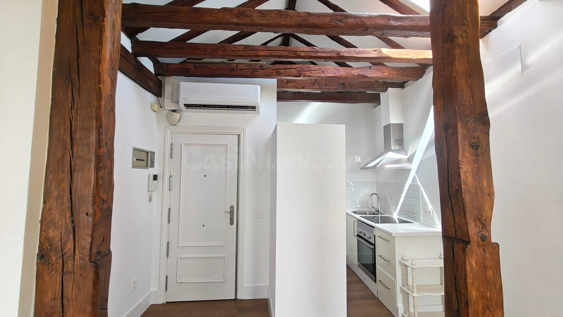 ✨ ESTUDIO EN ALQUILER RECIÉN REFORMADO EN PLENO CHUECA | ASCENSOR | VELUX | VIGAS DE MADERA