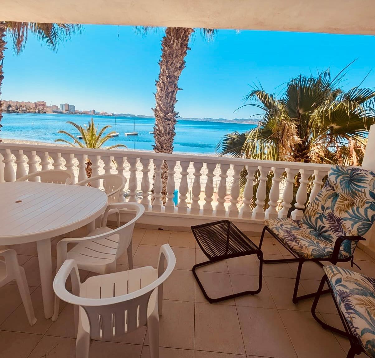 Despierta cada día frente al Mar Menor: Dúplex exclusivo en primera línea