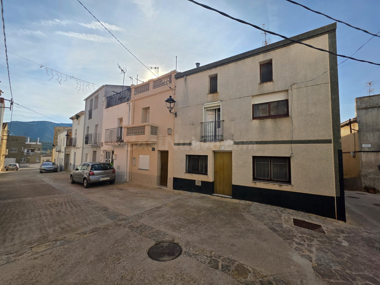 Casa de pueblo esquinera con buhardilla, gran almacén y terraza con vistas a la montaña en Freginals