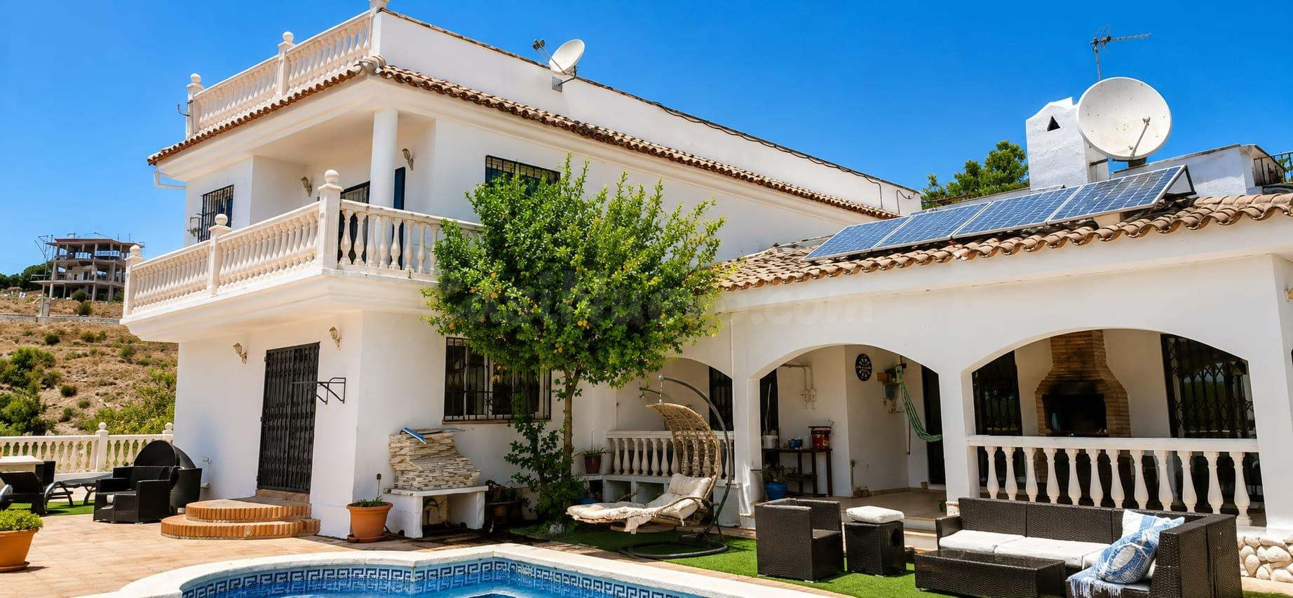 Villa independiente con piscina, vistas al mar y 780 m2 de parcela en Mijas