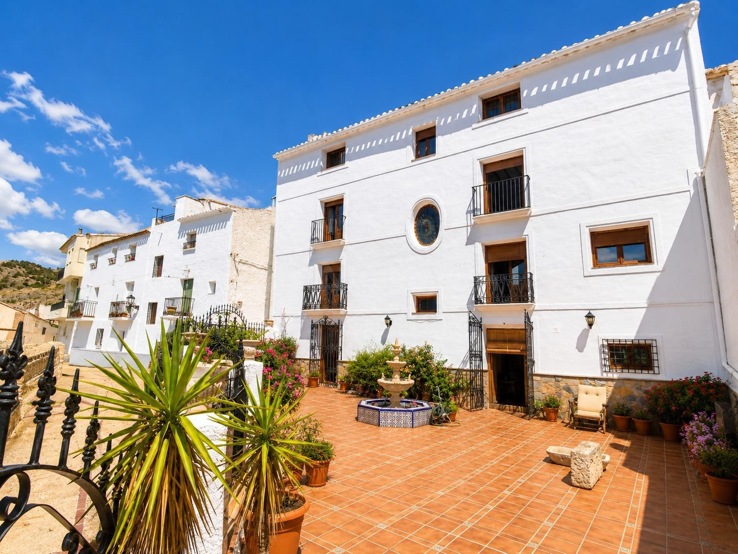 Casa de 4 plantas con vistas al castillo – Ideal para turism