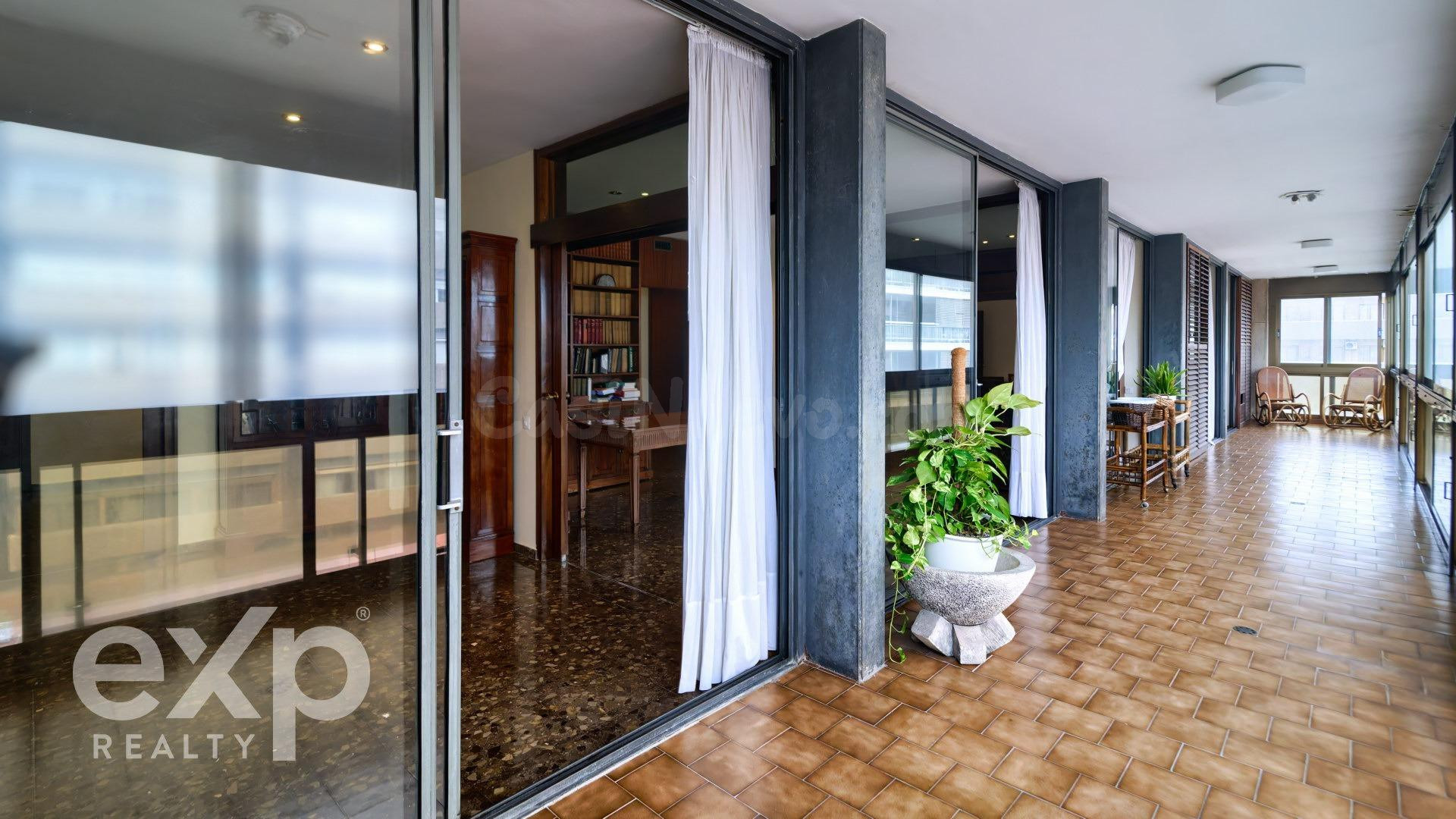 Exclusiva vivienda de 275 m2 con terraza y garaje en el centro de Valencia