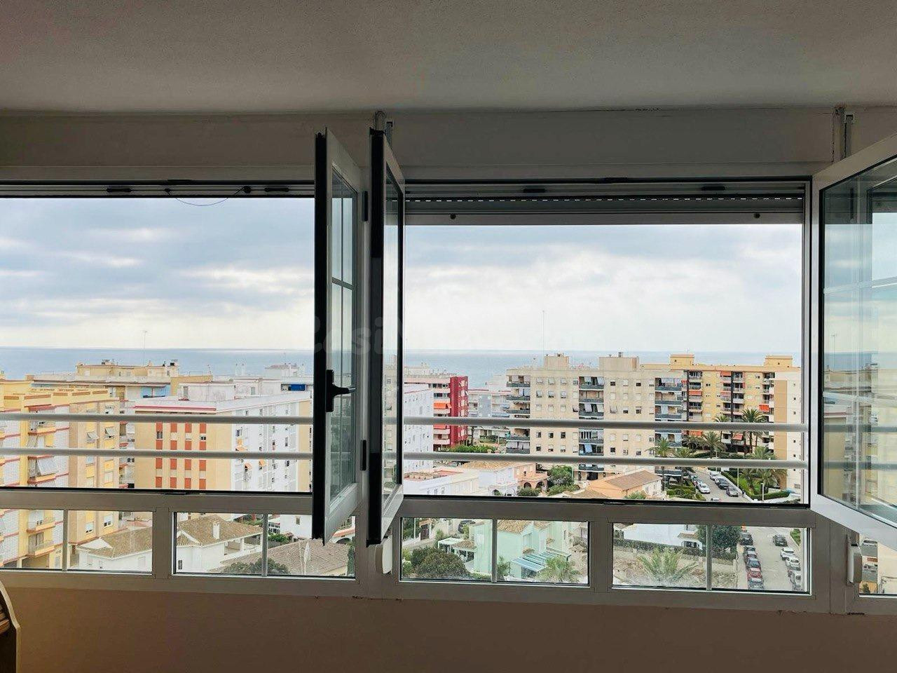 Tu Refugio Frente al Mar en Mareny Blau: Piso Alto con Vistas, Garaje y Piscina