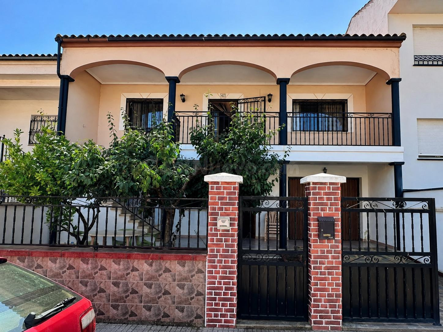 Una casa para toda la familia, con patio, garaje y lista para disfrutar.