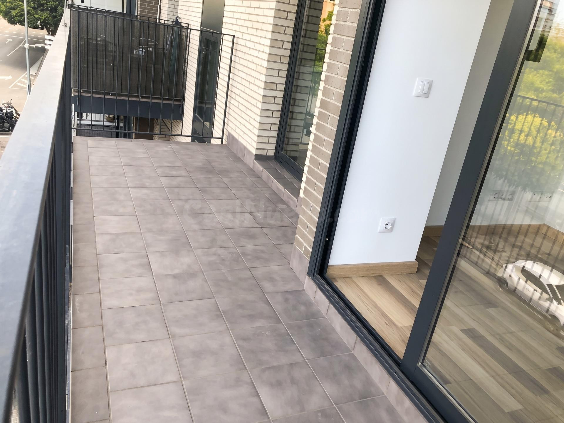 Tu nuevo hogar frente al parque, con terraza, piscina y park - foto 3