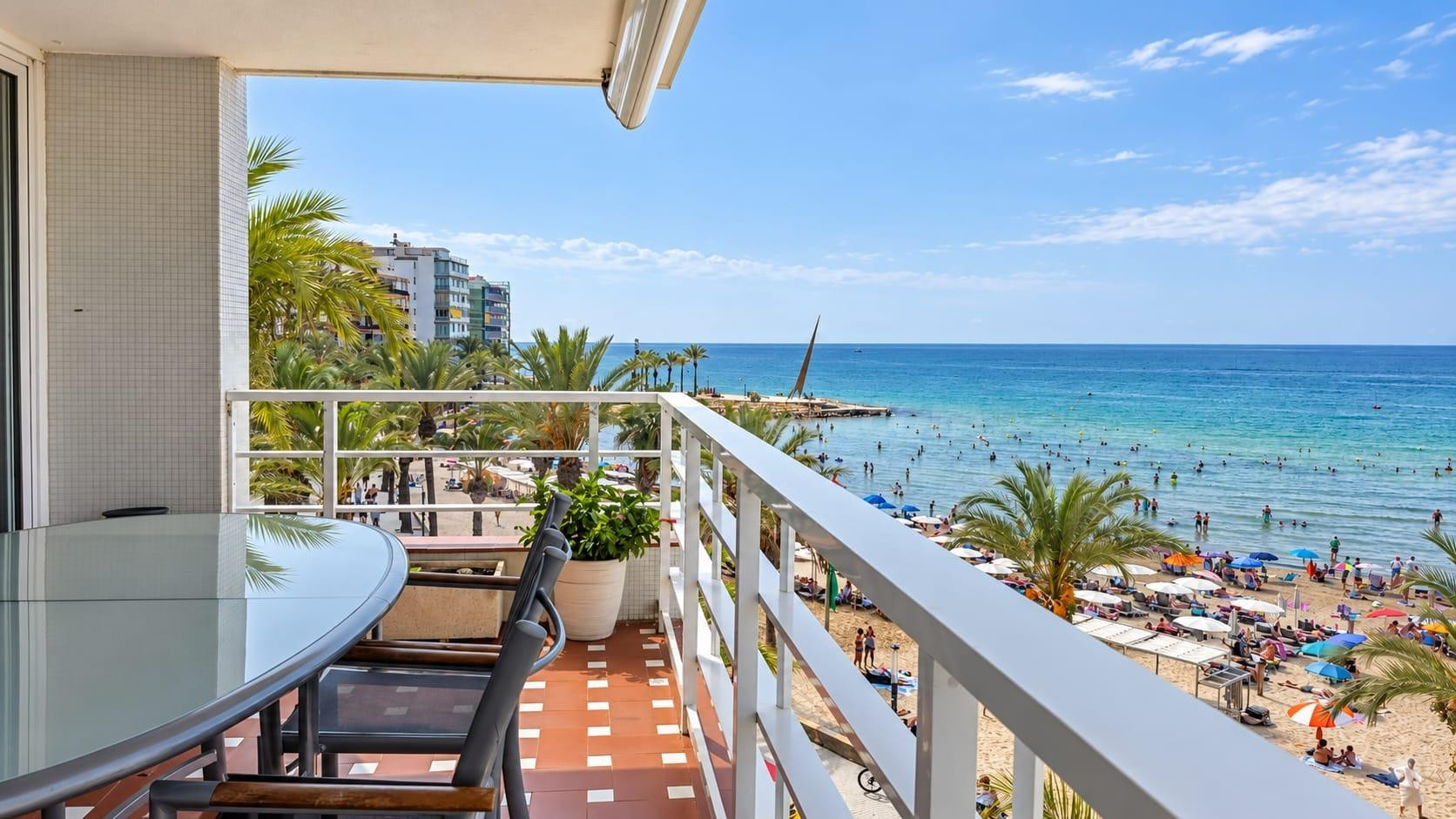 EXCLUSIVO DÚPLEX EN PRIMERA LÍNEA DE PLAYA CON DOS TERRAZAS Y VISTAS PANORÁMICAS AL MAR