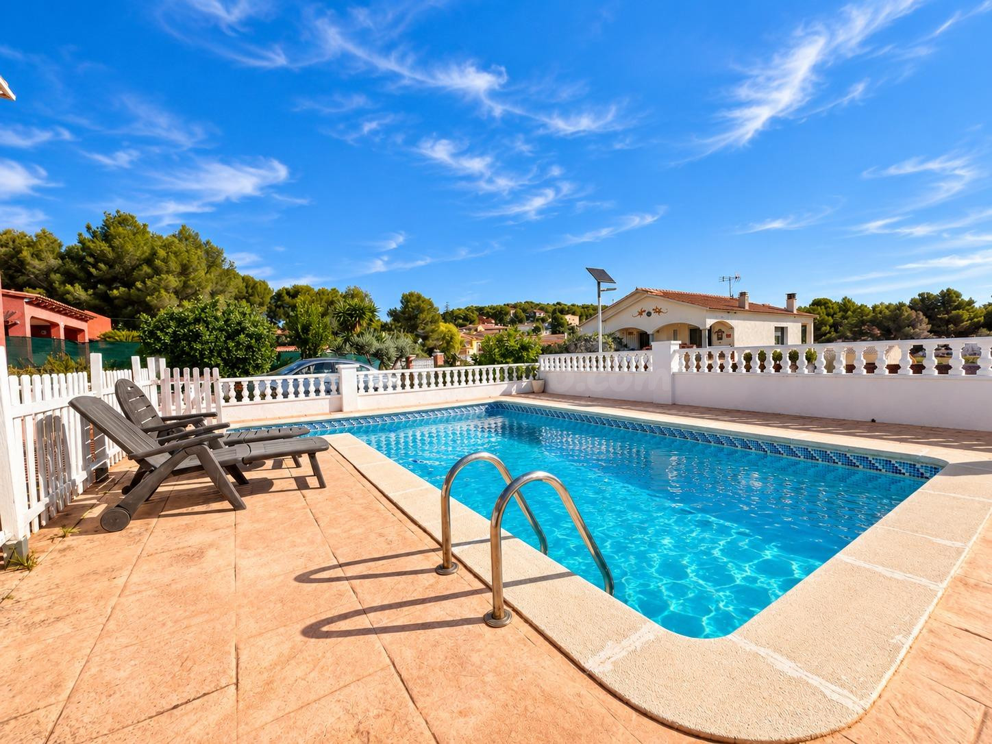 CHALET A CUATRO VIENTOS CON 338 M2, PISCINA Y GRANDES ESPACIOS EN MAS BORRÀS
