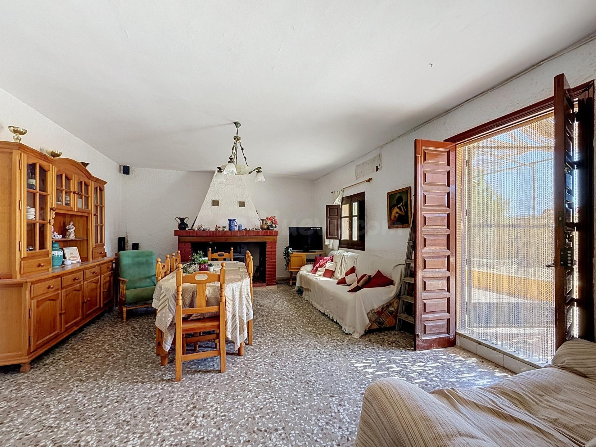 Gran cortijo familiar en Tabernas: 153m2 de vivienda, 4 dormitorios y una parcela gigante con piscina.