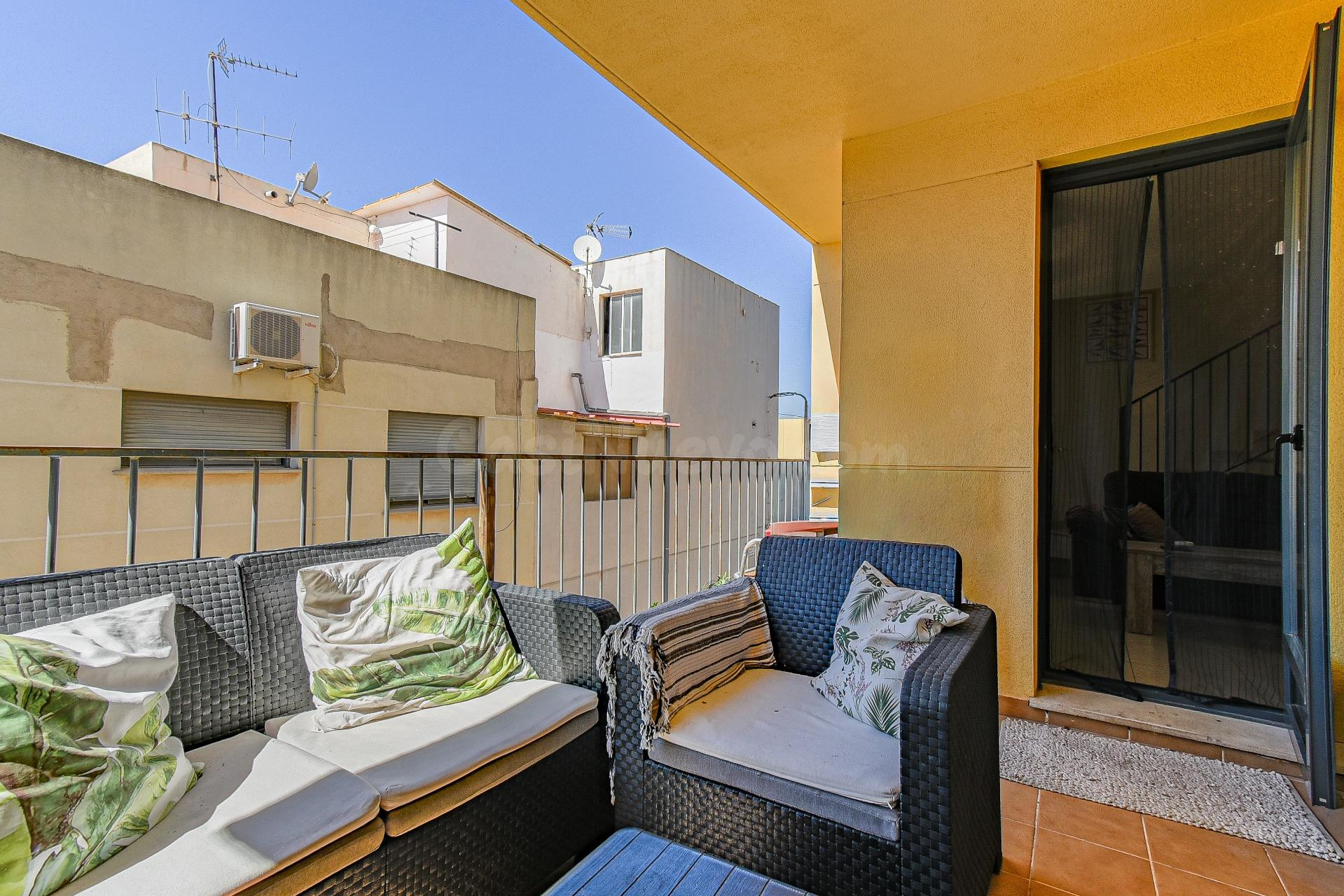 DÚPLEX DE 3 DORMITORIOS CON TERRAZA Y PISCINA COMUNITARIA EN BENADRESA