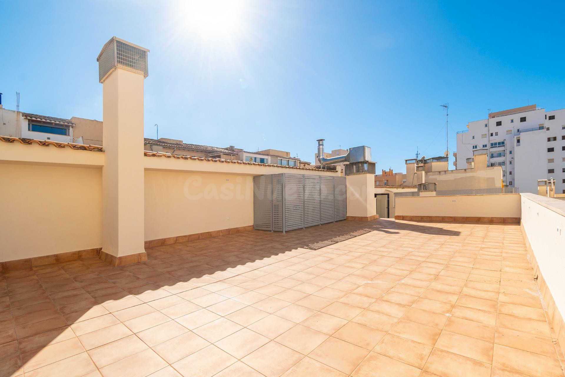 ☀️ ¡El ático de tus sueños te espera en la Calle Nuredduna! - foto 4