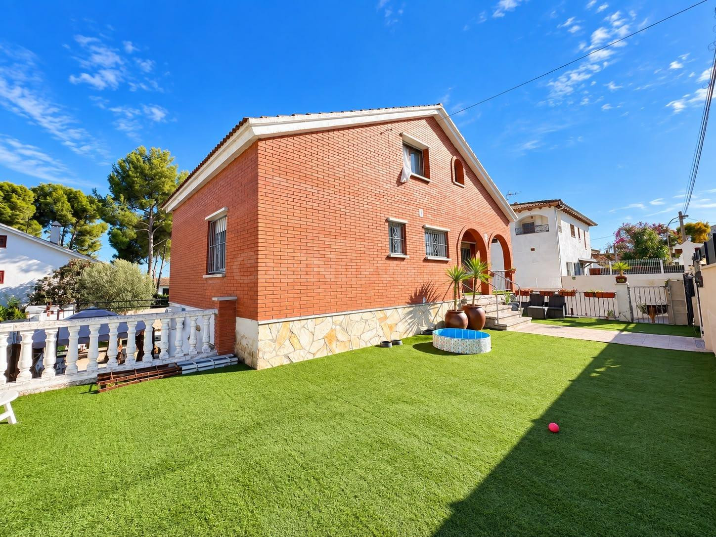 CASA A 4 VIENTOS CON DOS VIVIENDAS INDEPENDIENTES, PARCELA DE 607 M2 Y PLACAS SOLARES