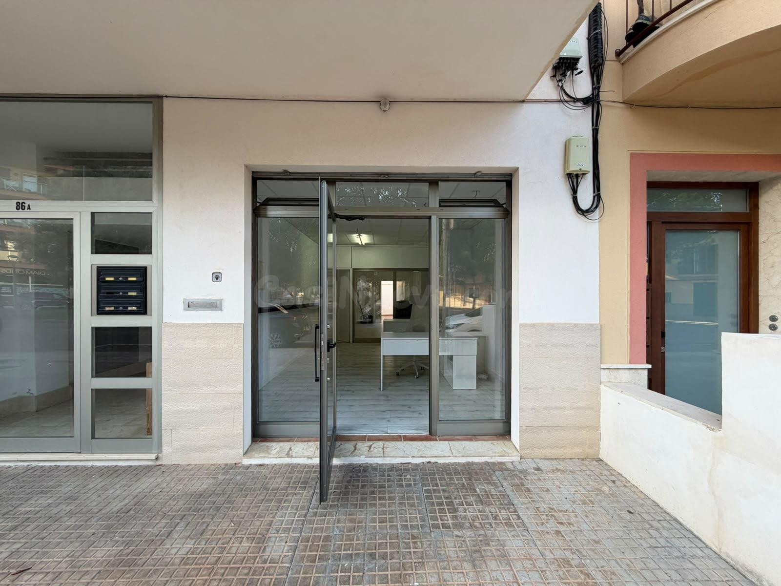 LOCAL COMERCIAL EN ALQUILER EN AVENIDA PINS, FRENTE AL JARDÍN DE NA GANXA – PORTO CRISTO