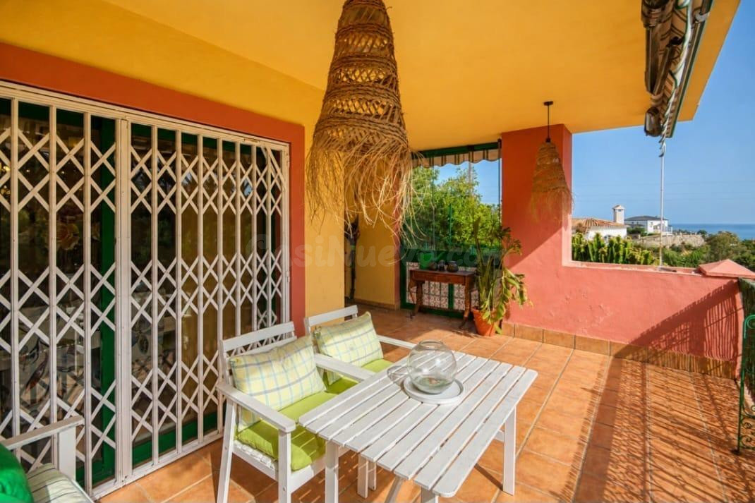 **AMPLIO PISO DE 3 DORMITORIOS CON PISCINA COMUNITARIA Y GARAJE EN FUENGIROLA – 530.000 €**