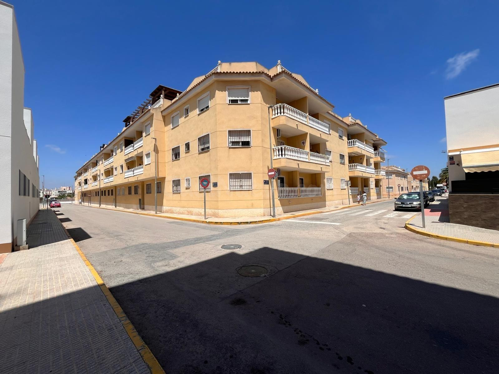 PISO EN VENTA EN URBANZACIÓN CON PISCINA EN FORMENTERA DEL SEGURA