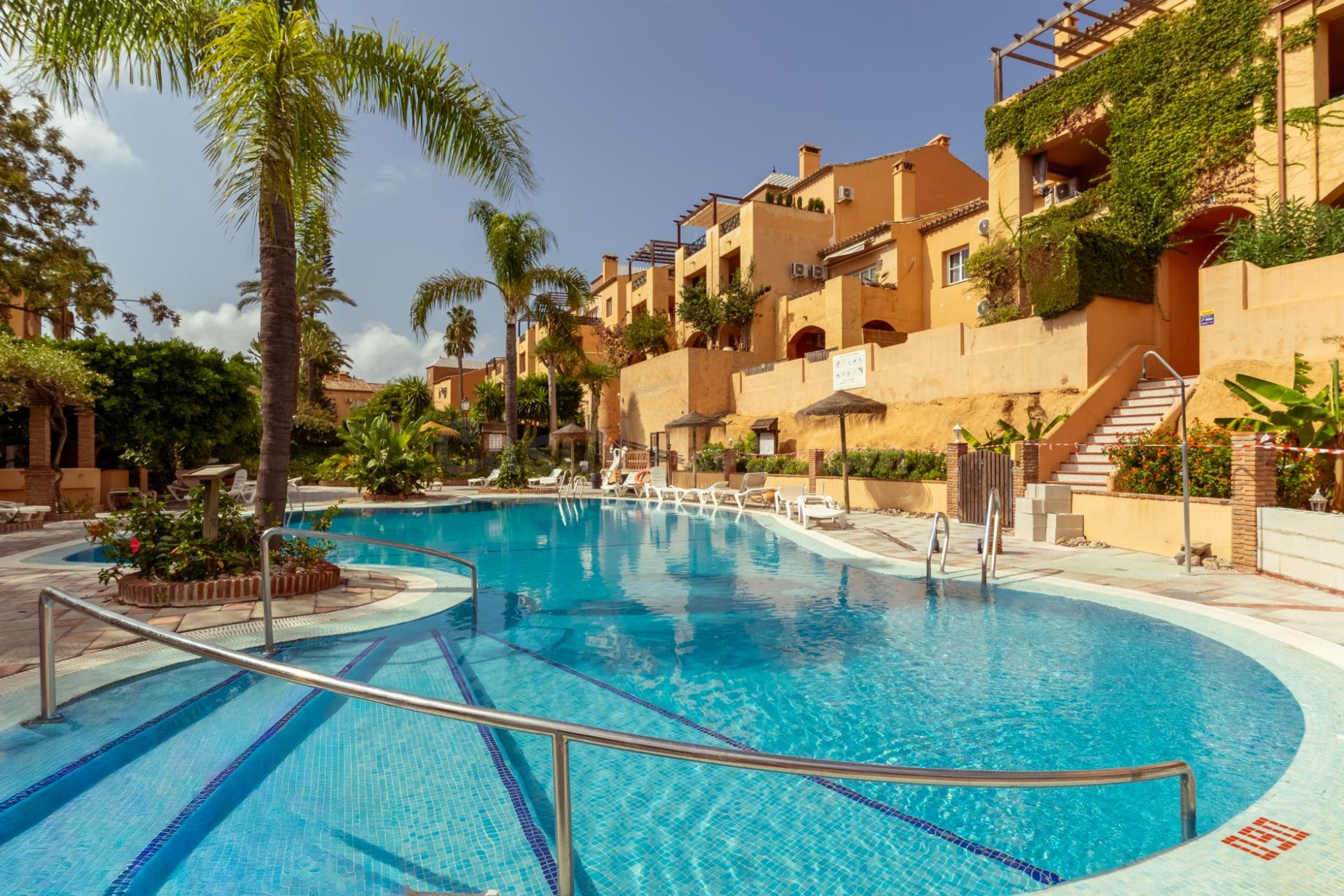 PISO DE 1 DORMITORIO + HABITACIÓN AUXILIAR Y AMPLIA TERRAZA EN OASIS GOLF – RIVIERA DEL SOL, MIJAS