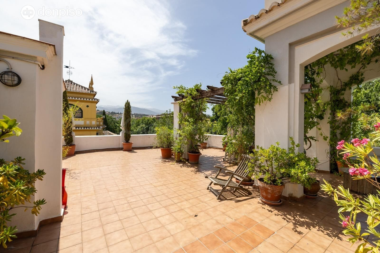 Vivienda exclusiva de planta completa con cochera y espectacular terraza panorámica