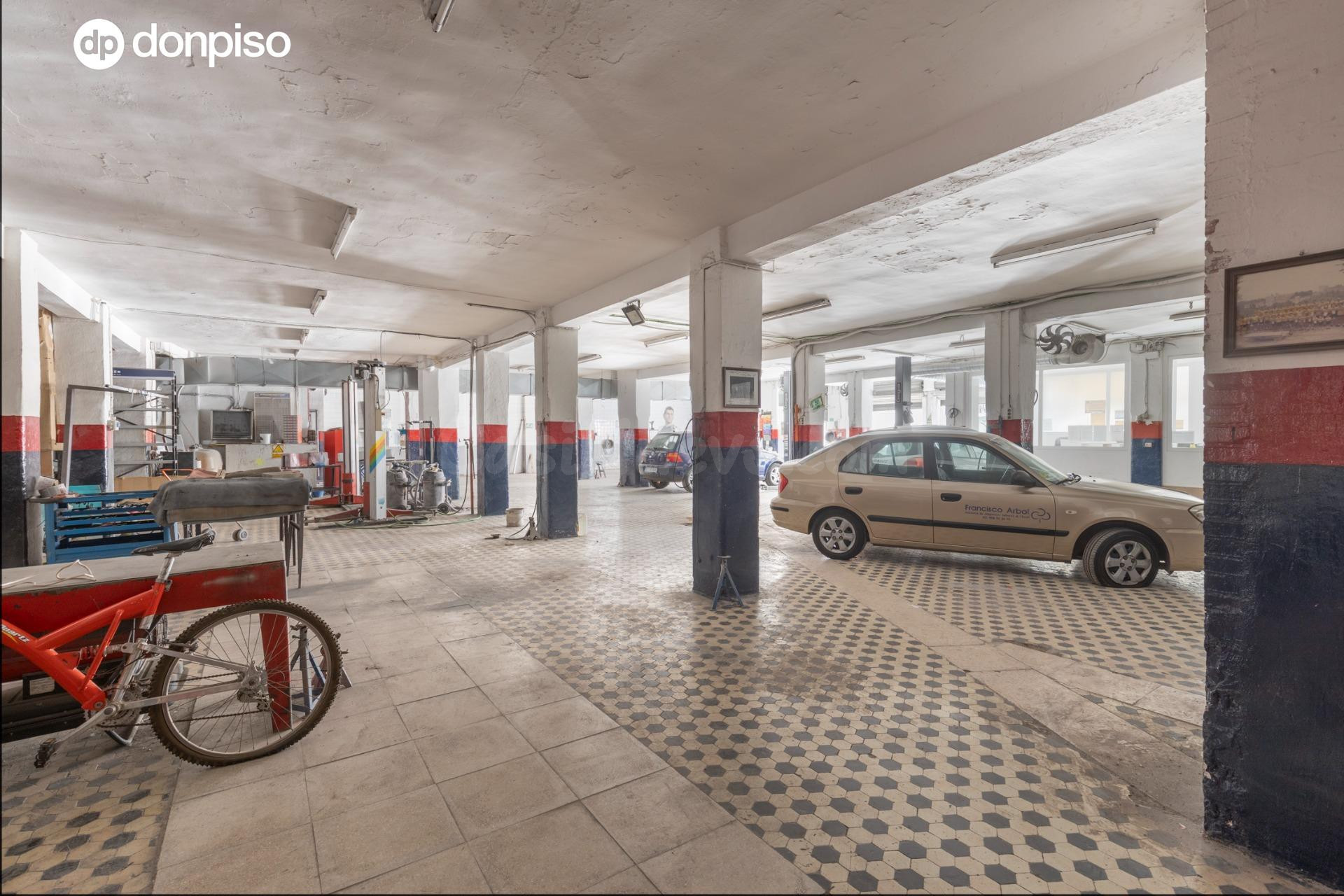 Gran local de 622 m2 junto a Camino de Ronda. Ideal para inversión o negocio
