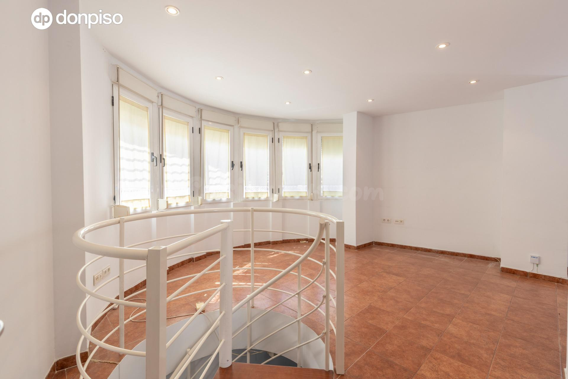 FANTÁSTICO TRÍPLEX EN CÁJAR: UNA VIVIENDA LLEVA DE AMPLITUD Y LUMINOSIDAD