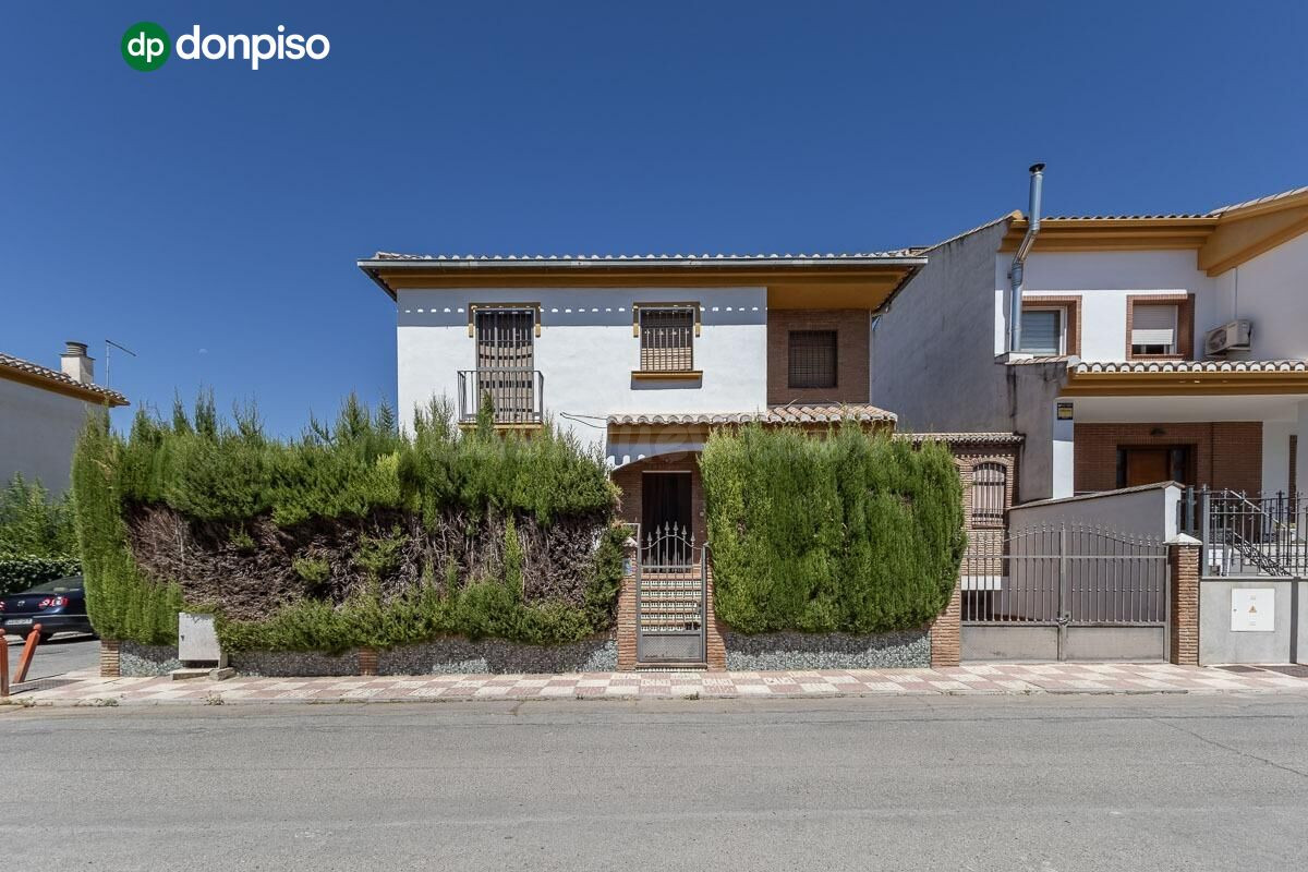 Casa pareada de 195 m2 con 3 dormitorios, 3 baños y cochera 