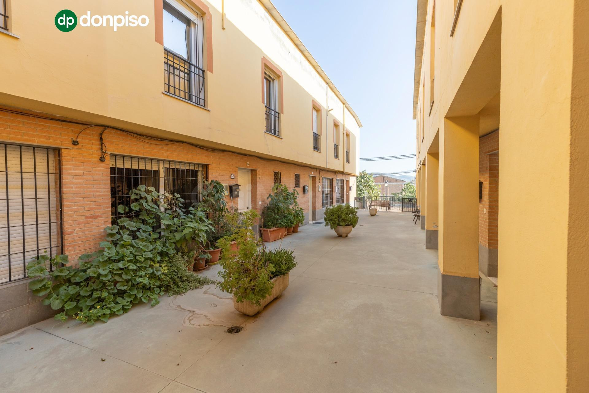 Vivienda unifamiliar adosada junto a polideportivo de Gójar