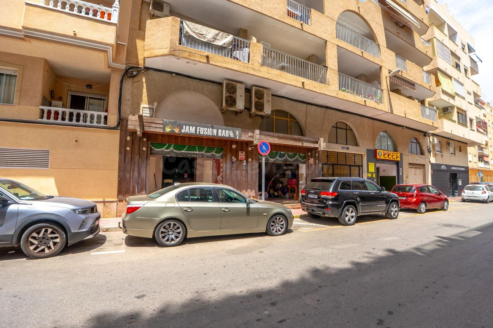 Local comercial de 188 m2 en Calle Mar Báltico, Torrevieja: espacio, ubicación y potencial para dos negocios