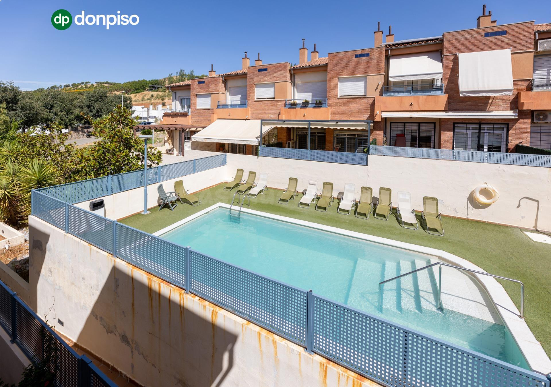 Casa Adosada Ideal en Urbanización con Piscina