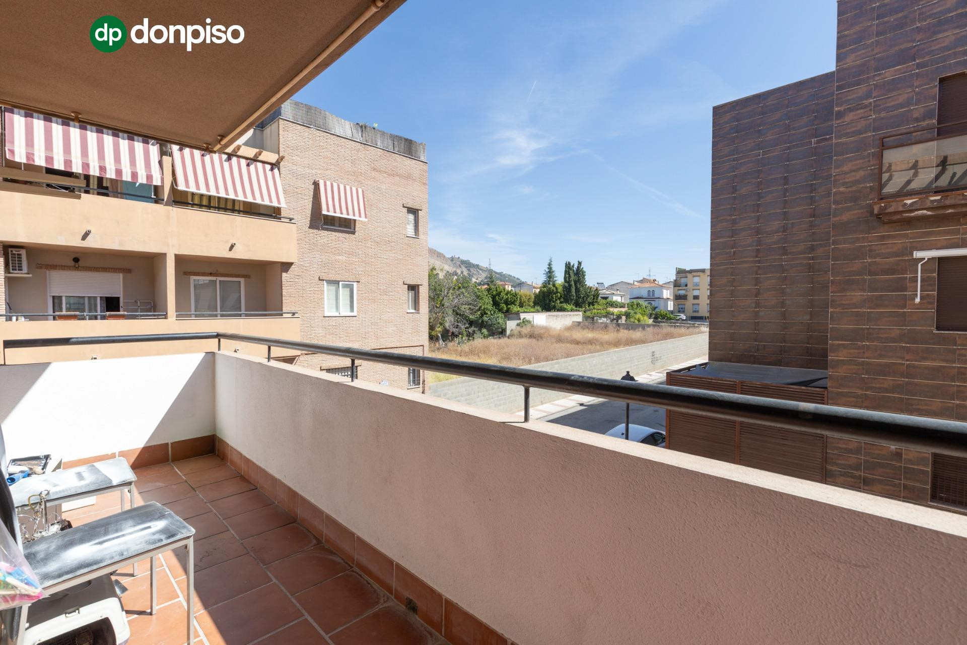 LUMINOSO PISO CON COCHERA EN ZONA RESIDENCIAL TRANQUILA EN ATARFE