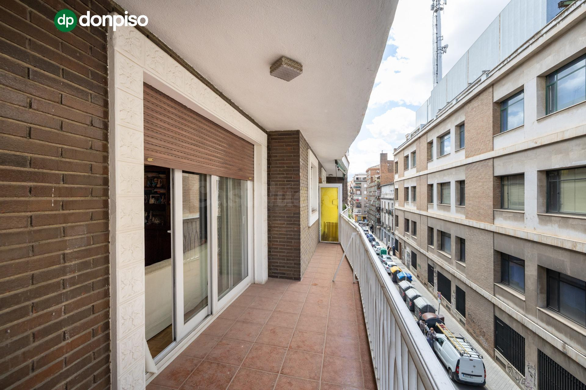 PISO EXTERIOR EN ACERA DE CANASTEROS, JUNTO A CONSTITUCIÓN Y FUENTENUEVA.