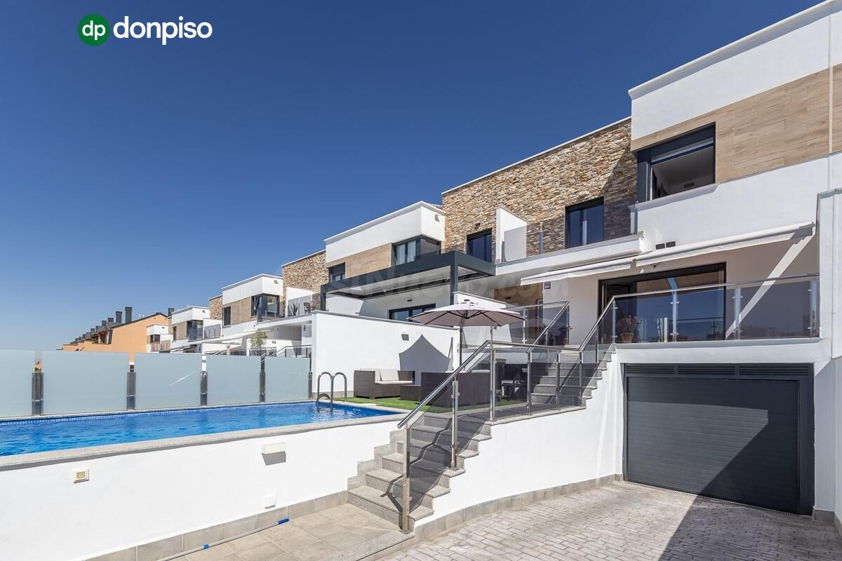 Vivienda de lujo en Urbanización SERRALLO HILLS.