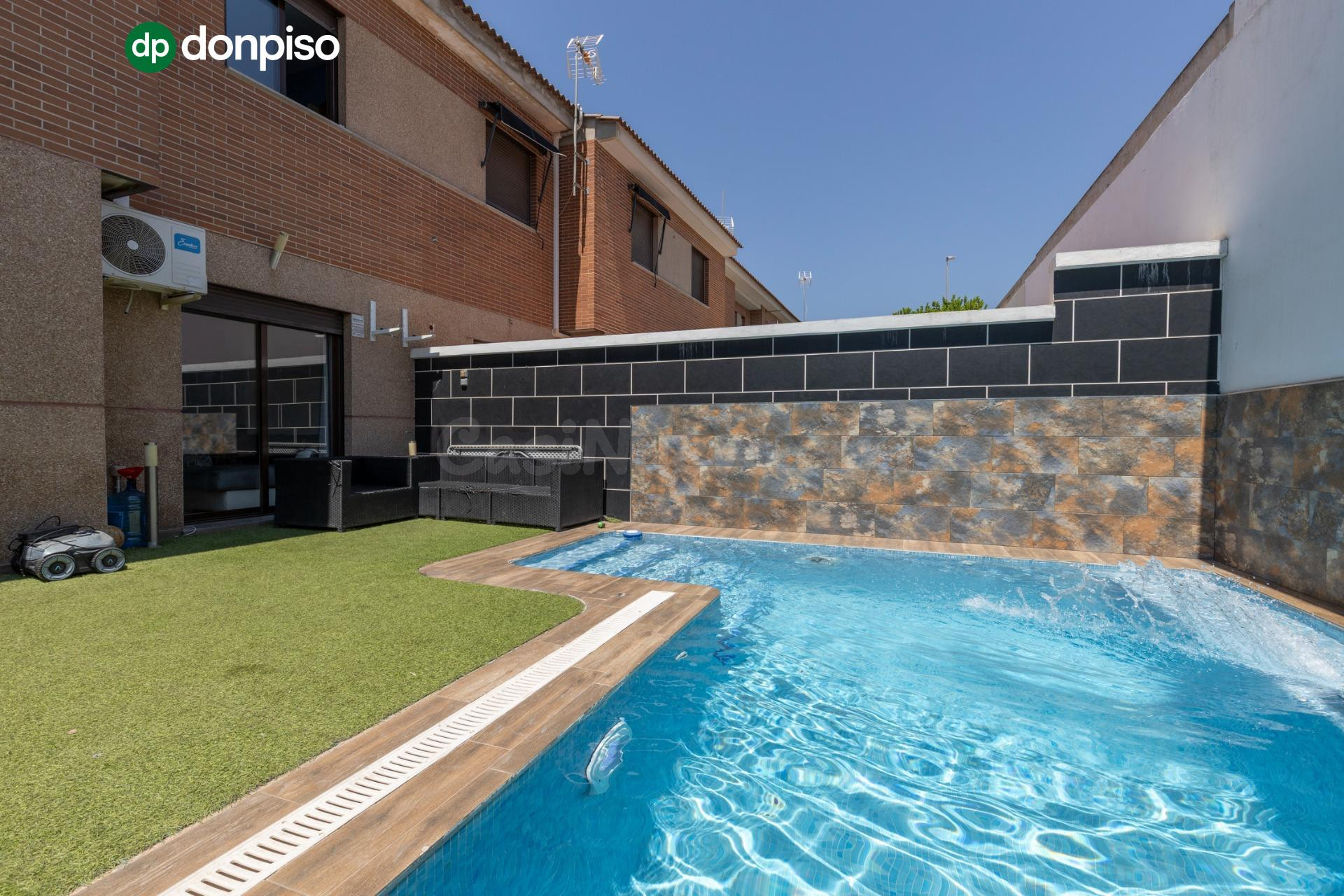 ¡Vive en La Joya! Amplia casa adosada con piscina privada en Pulianas