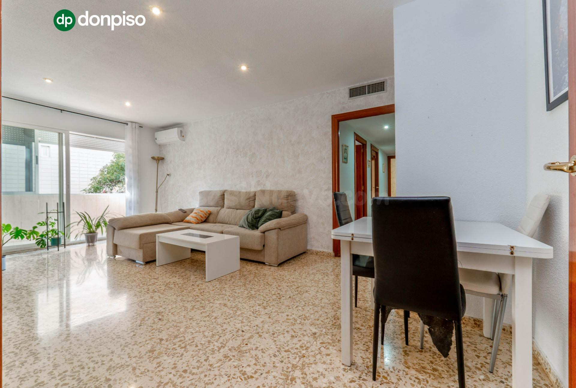 Piso de 3 dormitorios con piscina comunitaria en Maracena - foto 2