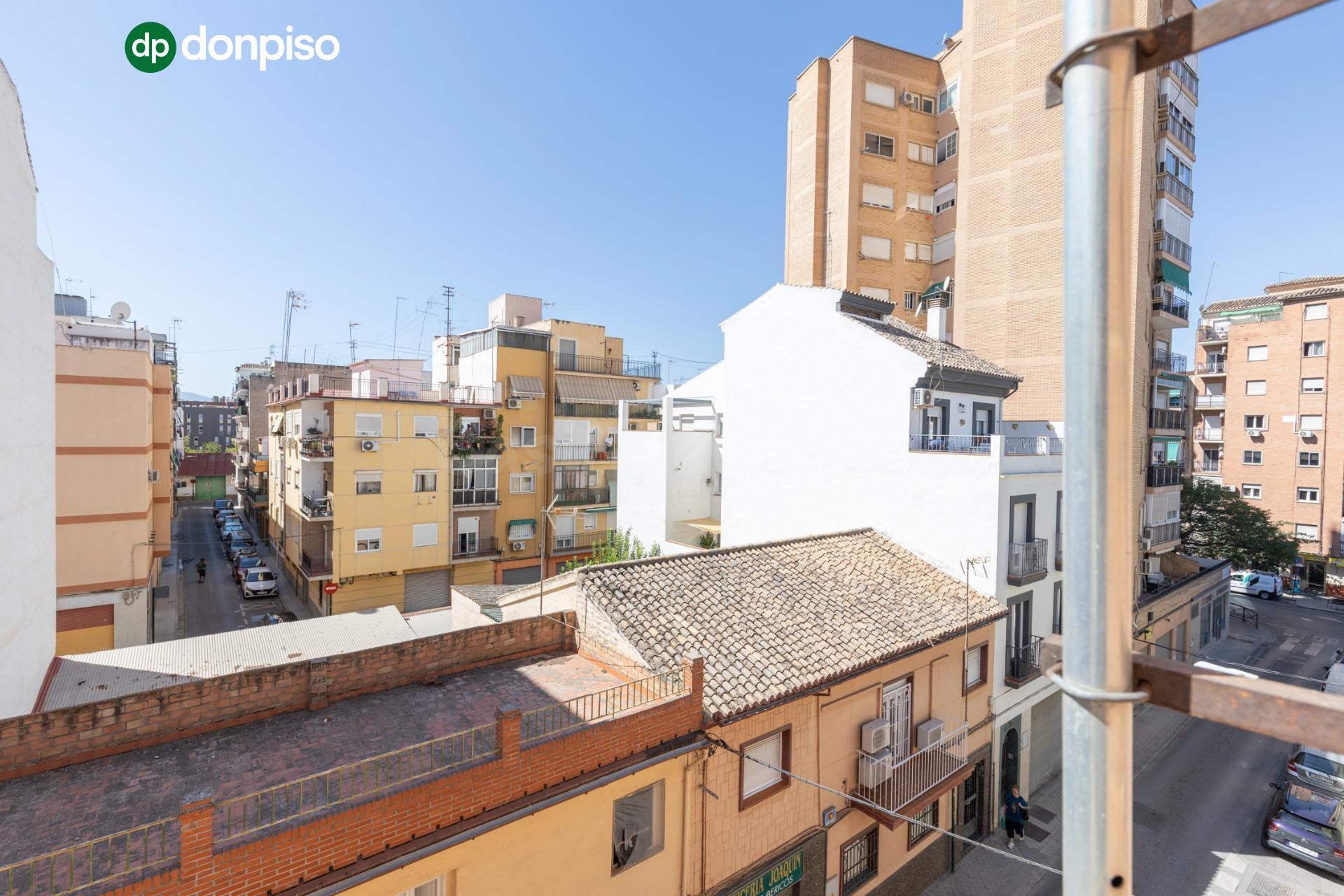 Piso en El Zaidín, tres dormitorios y un mundo de posibilidades.