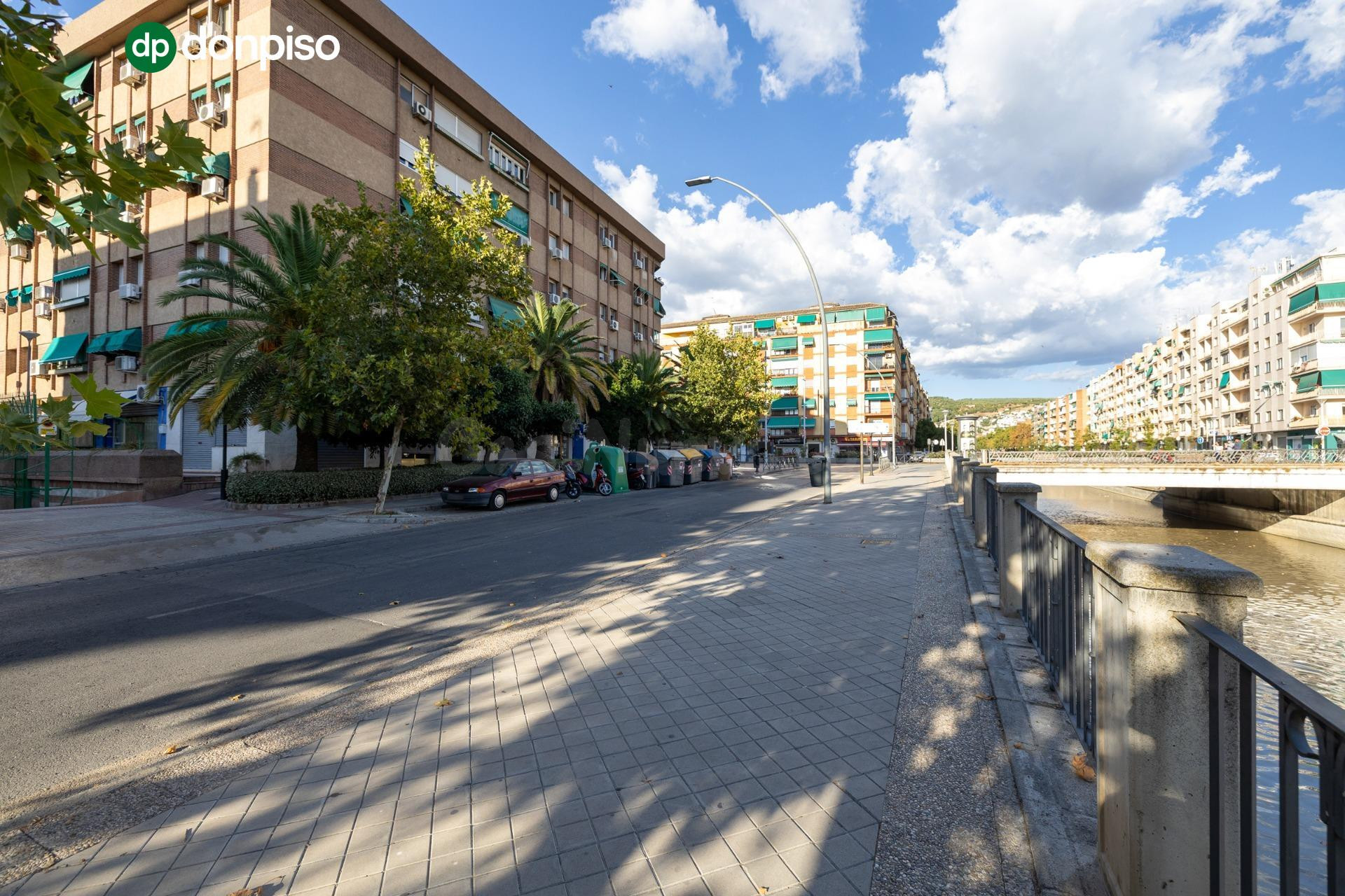 Local de 50 m2 cerca del centro de Granada con posibilidad de cambio de uso a vivienda